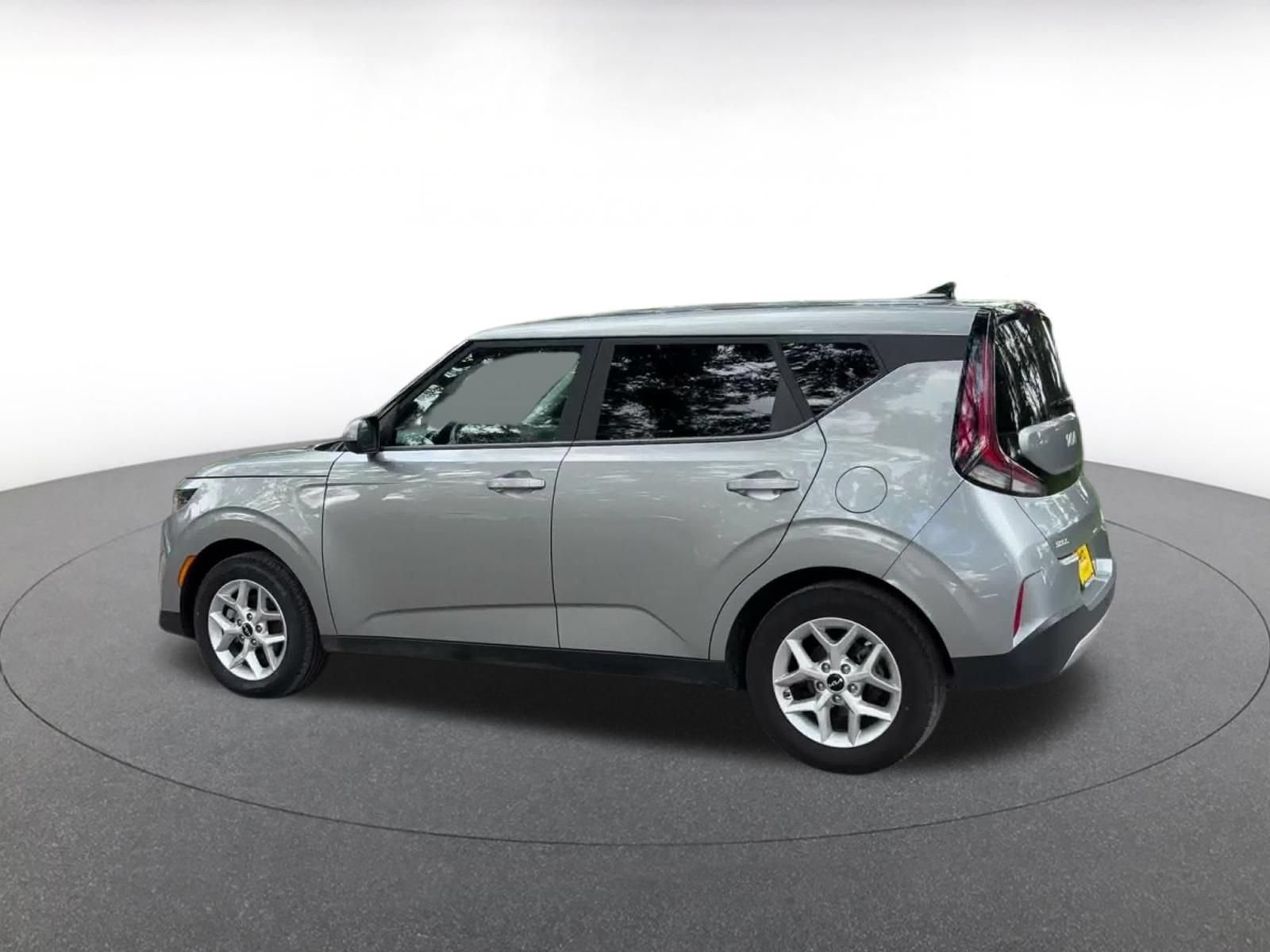 Used 2025 Kia Soul LX w/ LX Technology Package FWD image 9