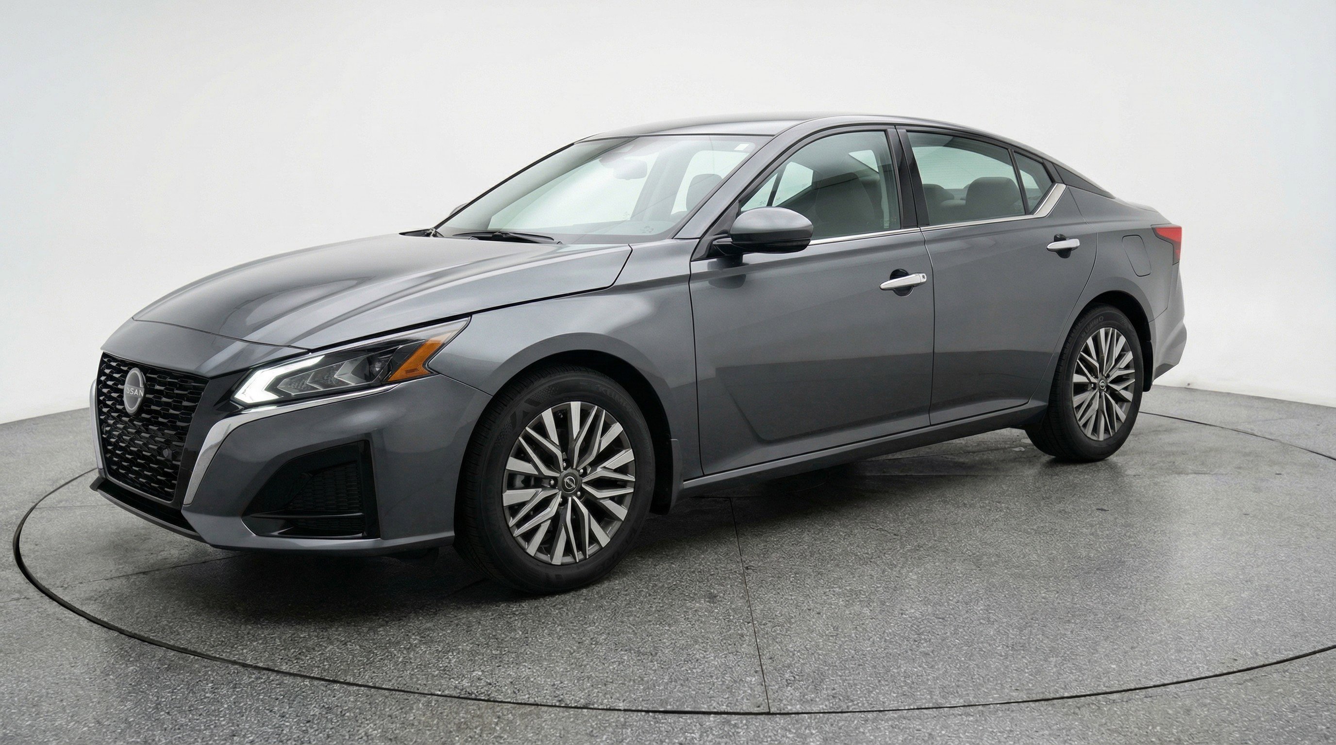 Used 2025 Nissan Altima 2.5 SV FWD image 3