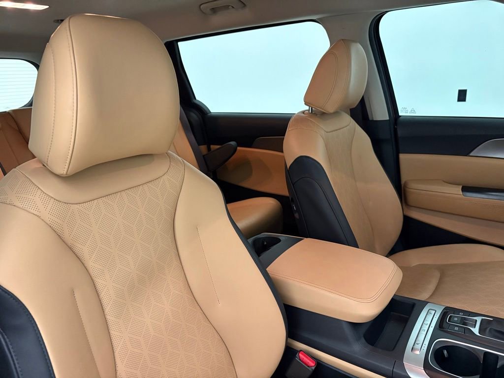 Used 2024 Kia Carnival LX FWD image 31