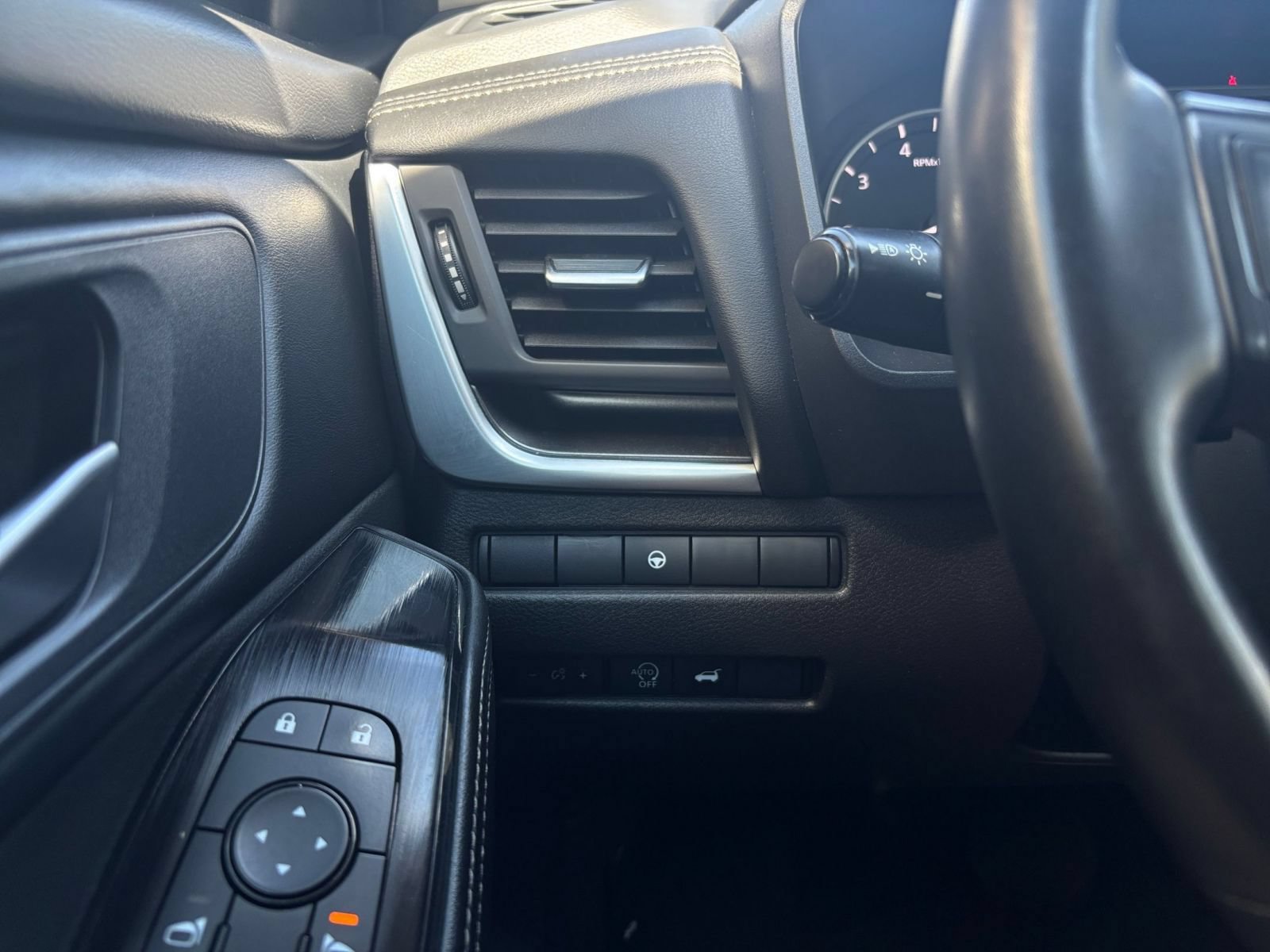 Used 2025 Nissan Rogue SV AWD/4WD image 33