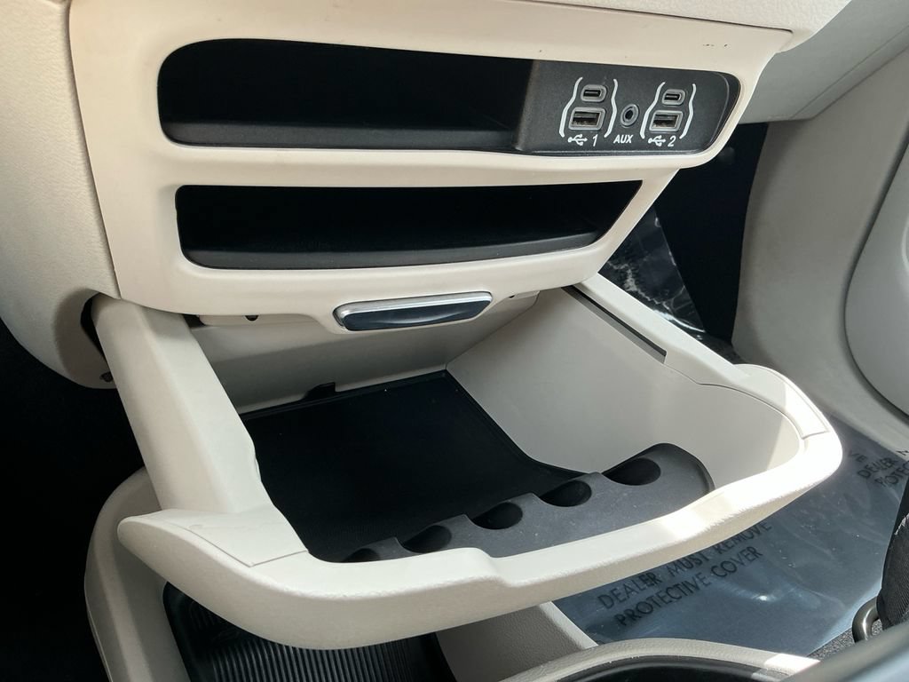 Used 2023 Chrysler Pacifica Touring-L FWD image 27