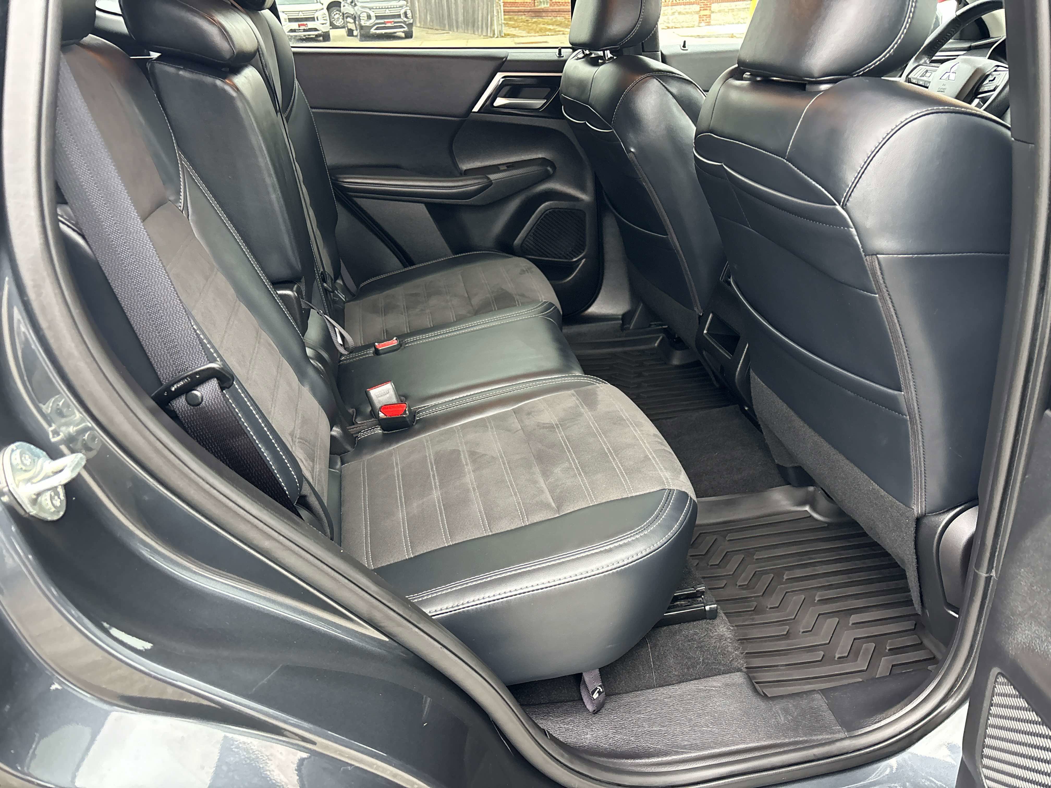 Used 2024 Mitsubishi Outlander SE image 17