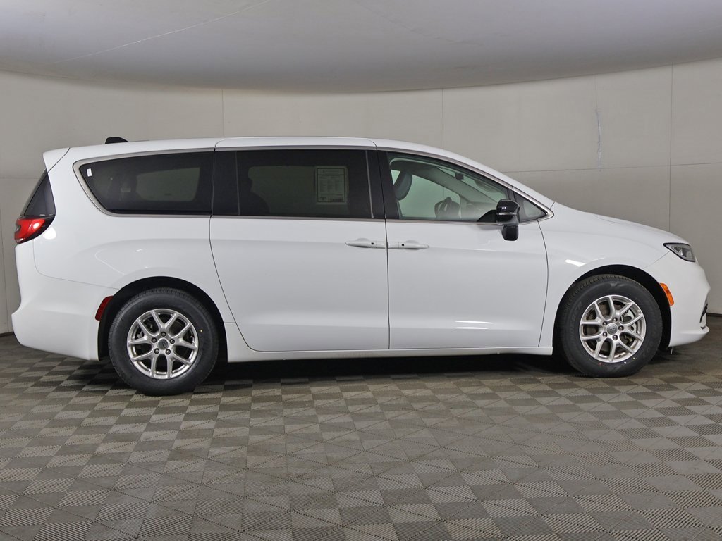 Used 2024 Chrysler Pacifica Touring-L image 18