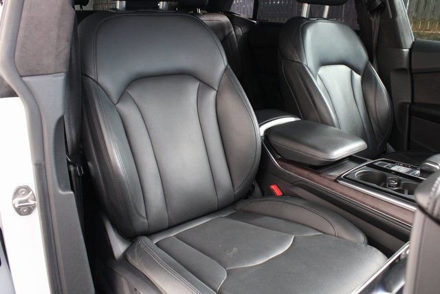 Used 2019 Audi Q8 Prestige w/ Luxury Package image 34