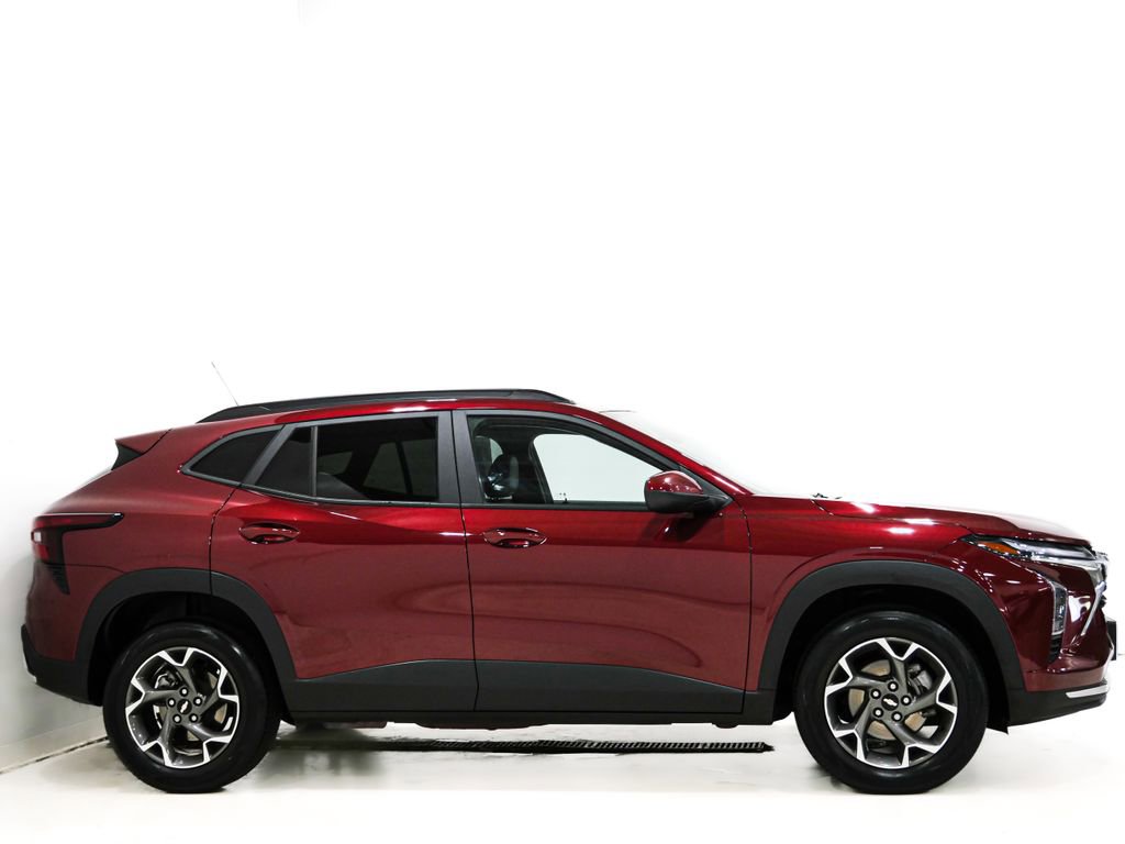 Used 2024 Chevrolet Trax LT w/ Driver Confidence Package FWD image 4