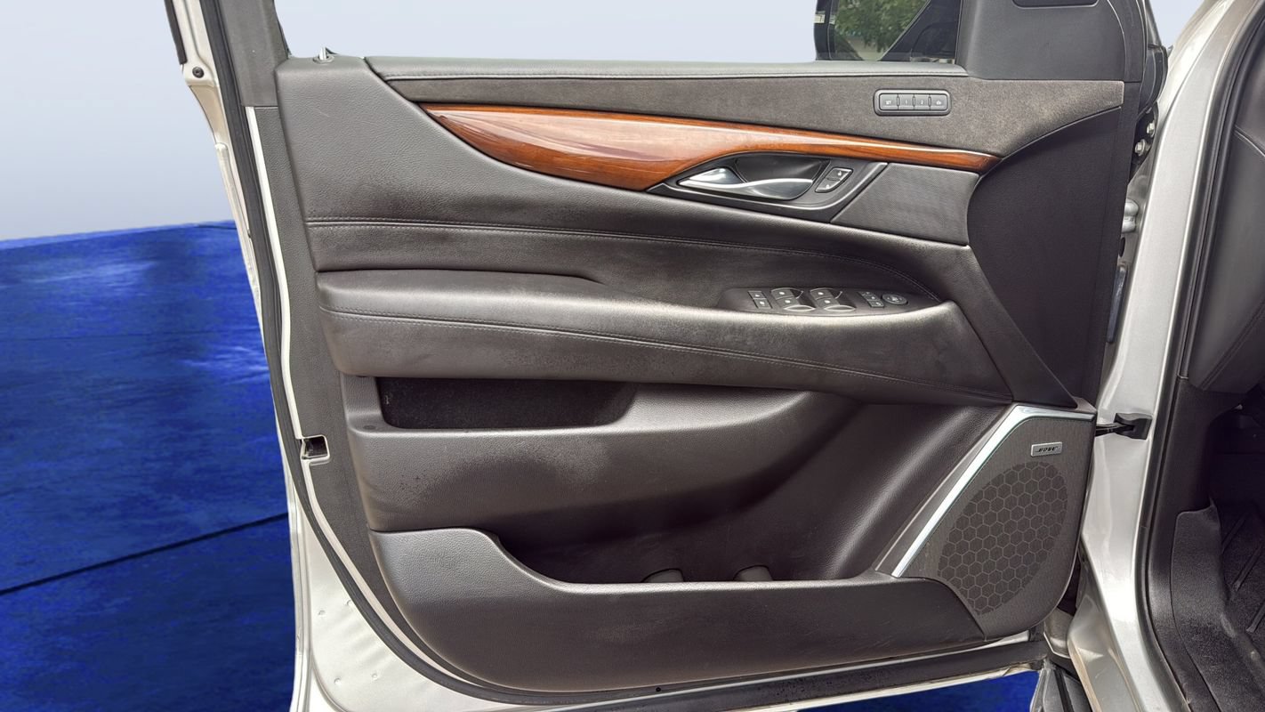 Used 2019 Cadillac Escalade Luxury AWD/4WD image 22
