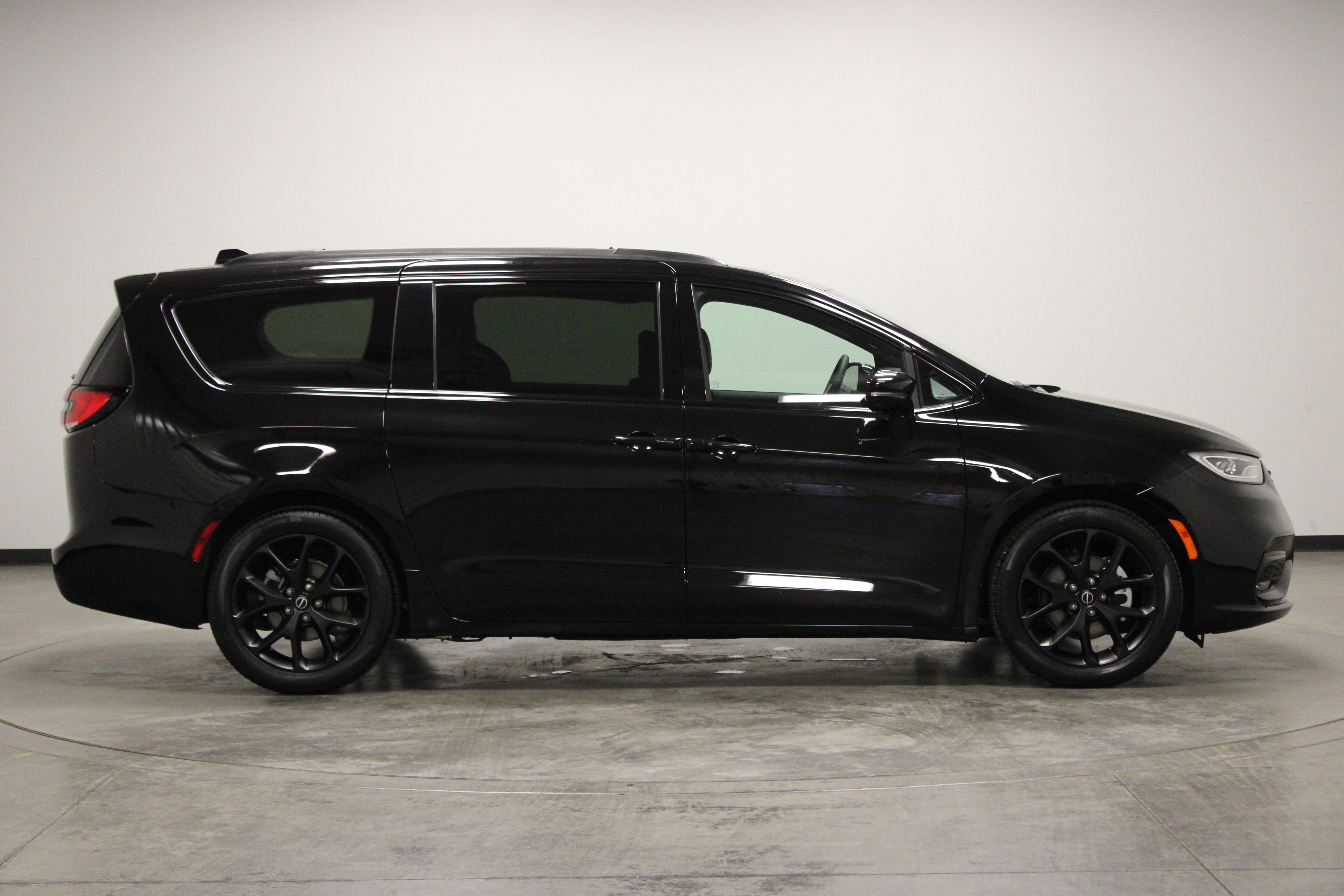 Used 2026 Chrysler Pacifica Limited w/ S Appearance Package FWD image 9