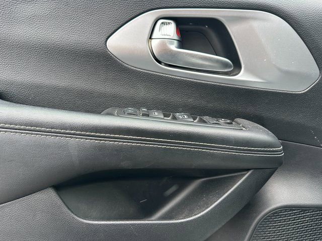 Used 2020 Chrysler Pacifica Touring w/ S Appearance Package image 13