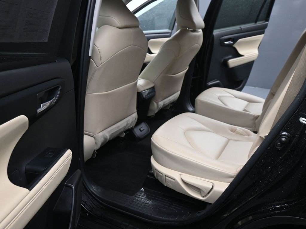Used 2023 Toyota Highlander XLE image 18