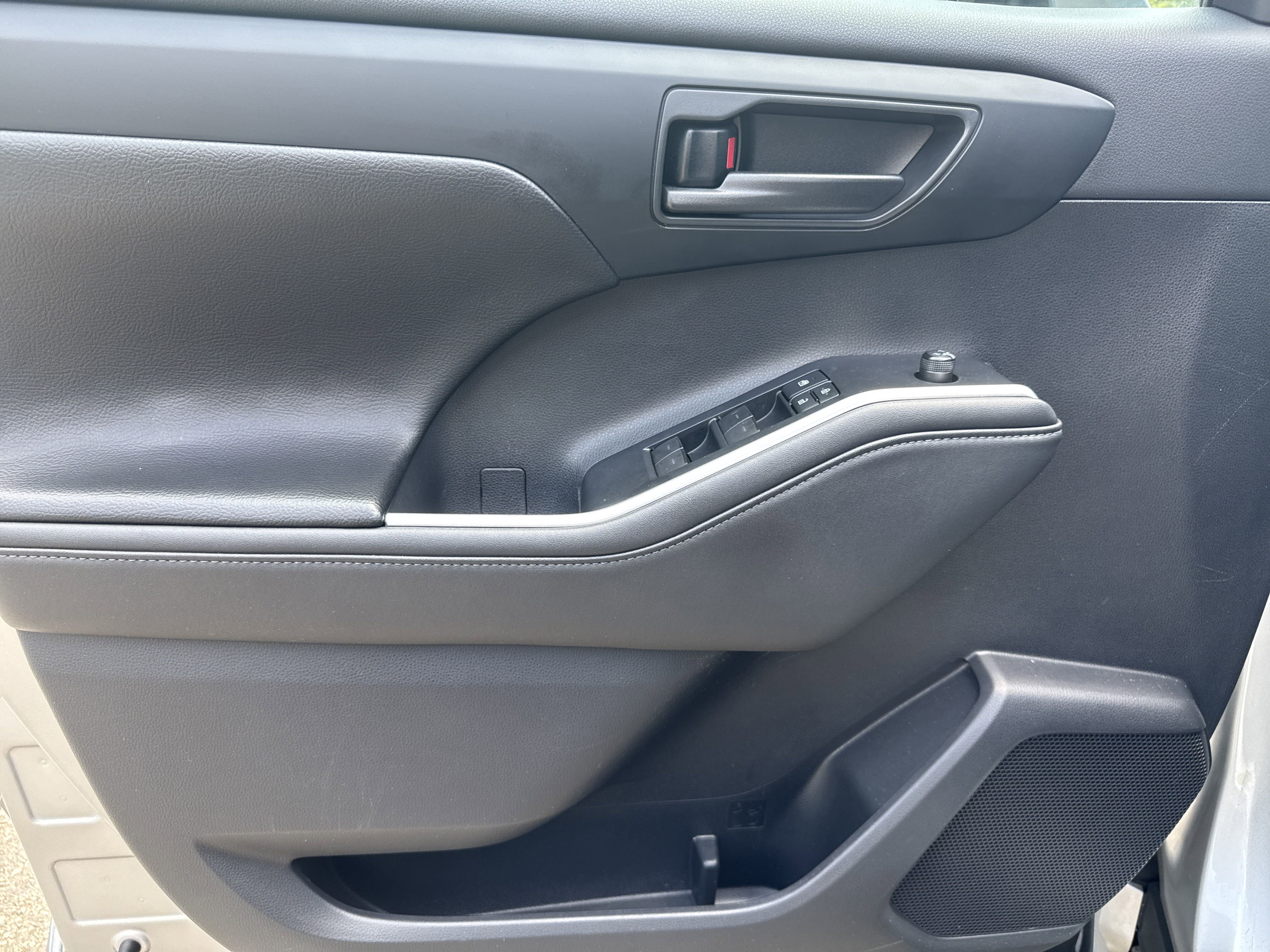 Used 2020 Toyota Highlander LE image 10