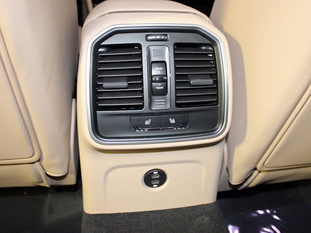 Certified 2025 Porsche Macan image 36