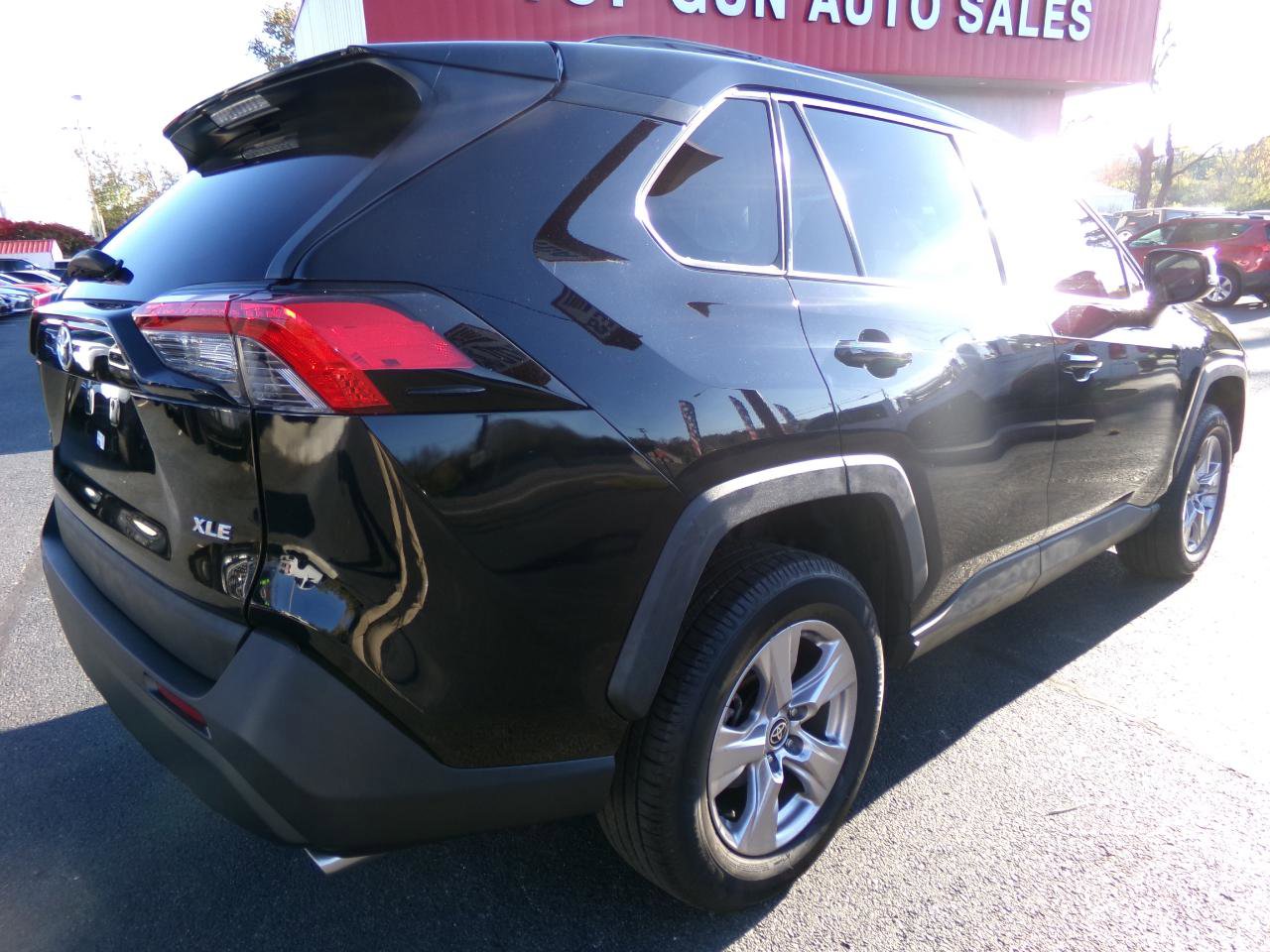 Used 2022 Toyota RAV4 XLE FWD image 3