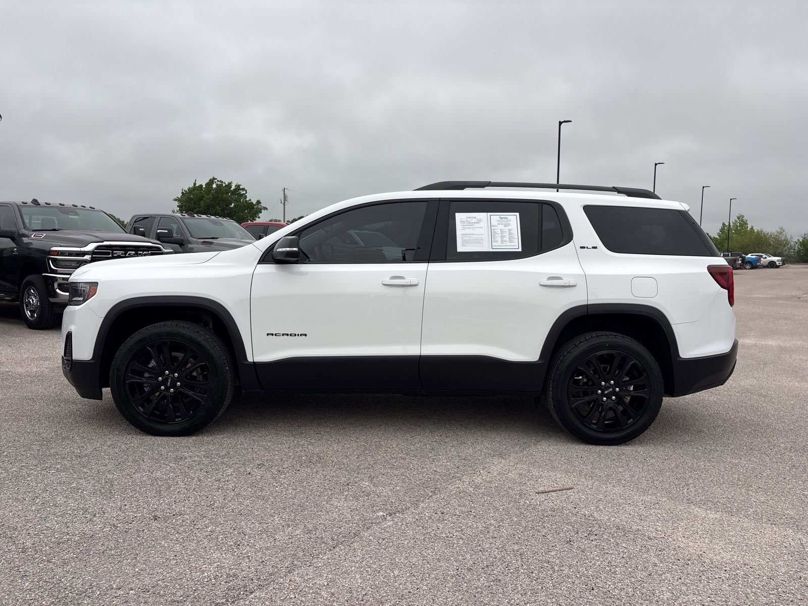 Used 2022 GMC Acadia SLE w/ Driver Convenience Package FWD image 2