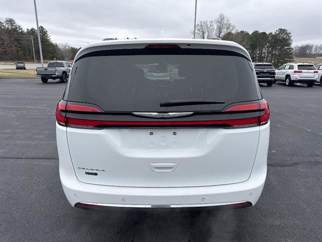 Used 2022 Chrysler Pacifica Touring-L image 5