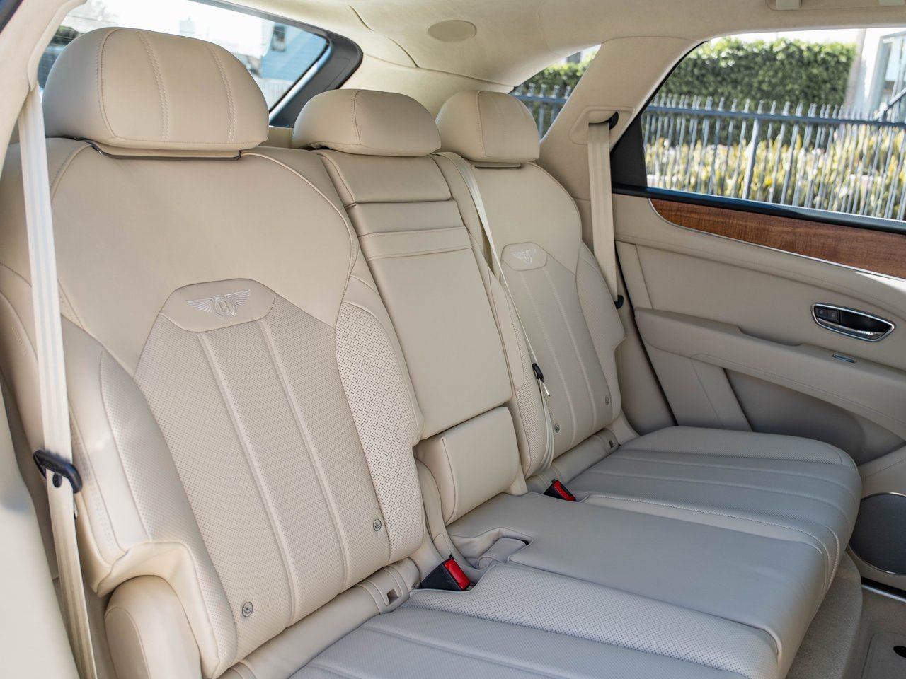 Used 2025 Bentley Bentayga Plug-In Hybrid image 23