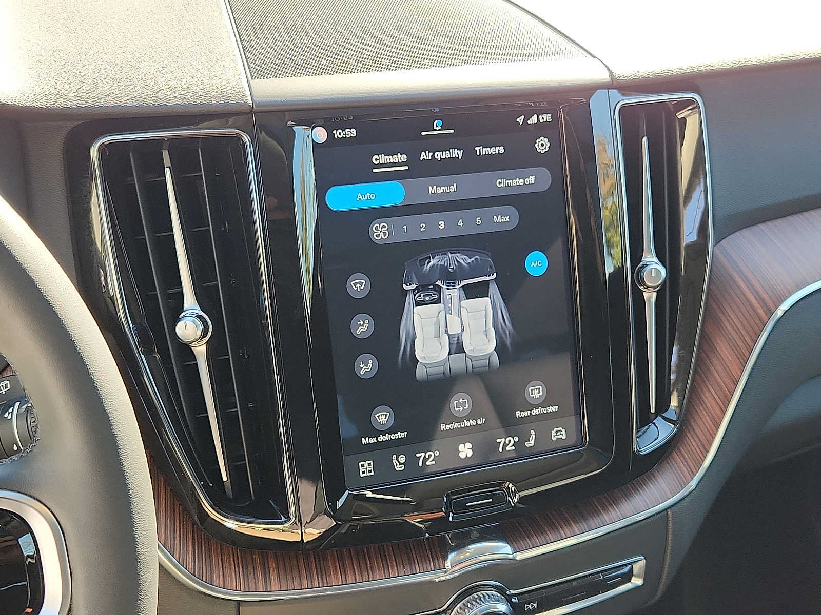 Certified 2024 Volvo XC60 B5 Plus w/ Climate Package AWD/4WD image 17