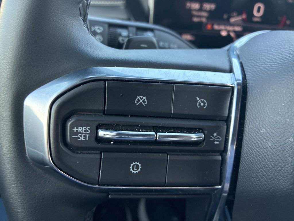 Used 2025 GMC Acadia Elevation image 9