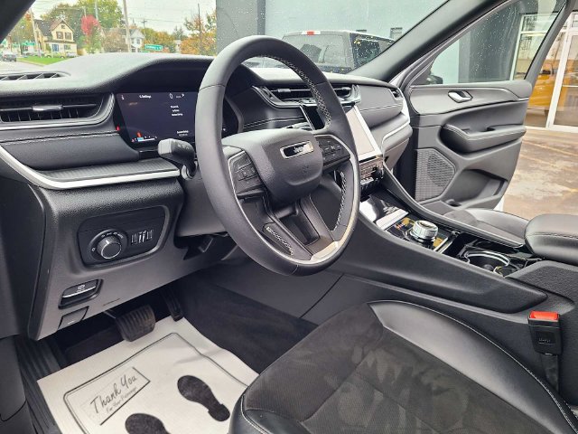Used 2023 Jeep Grand Cherokee Altitude AWD/4WD image 14