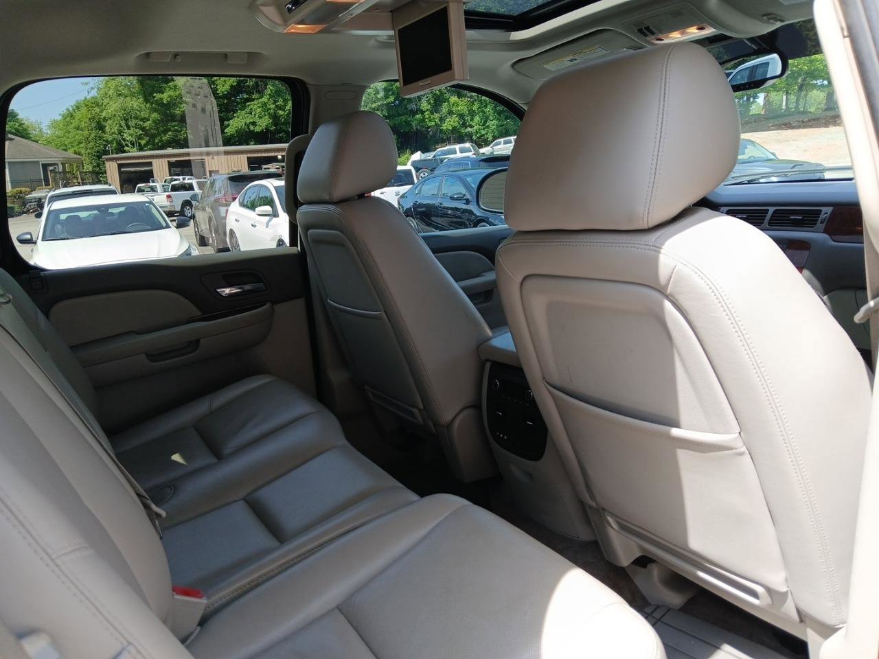 Used 2012 Chevrolet Avalanche LTZ RWD image 15