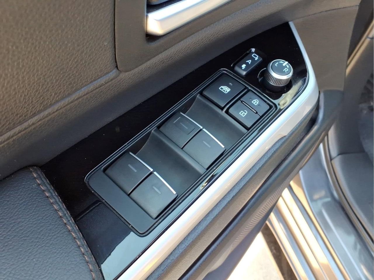 Used 2025 Toyota Sienna Platinum FWD image 19