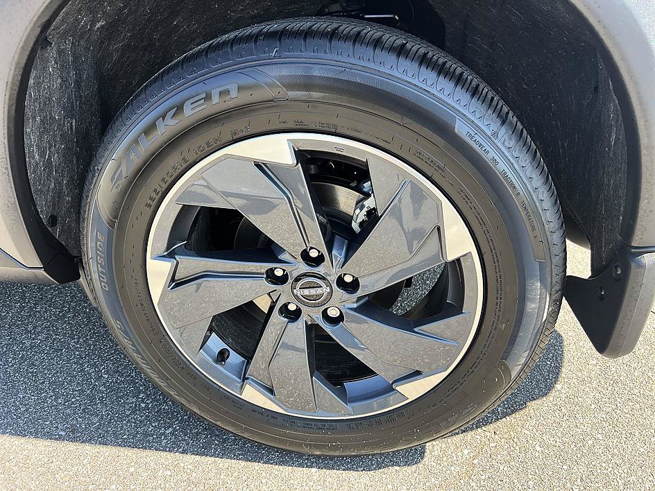 Certified 2025 Nissan Rogue SV FWD image 10