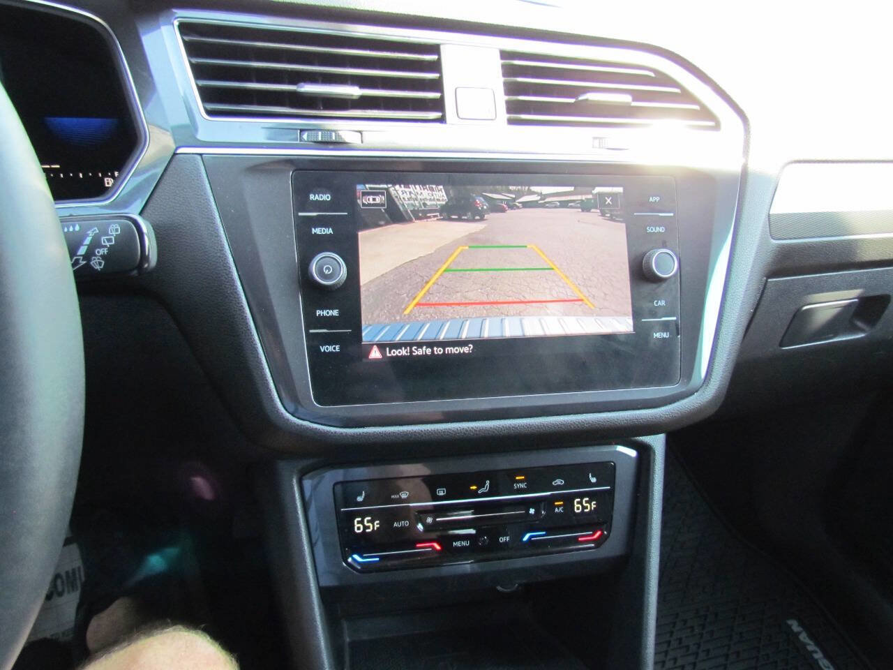 Used 2022 Volkswagen Tiguan SE image 21