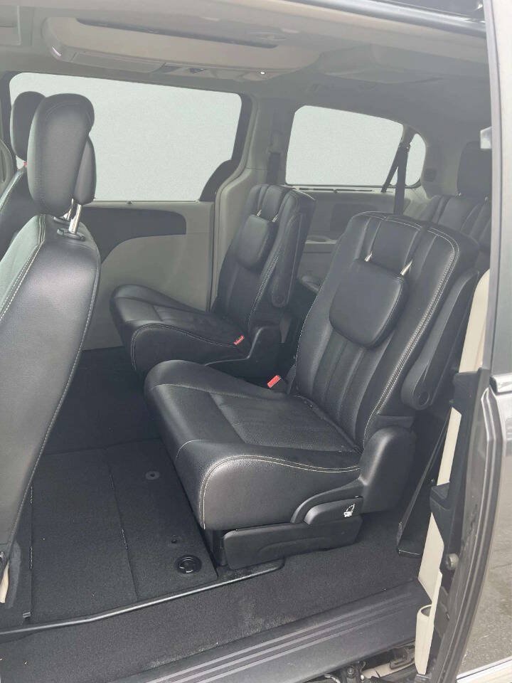 Used 2016 Chrysler Town & Country Touring-L FWD image 10