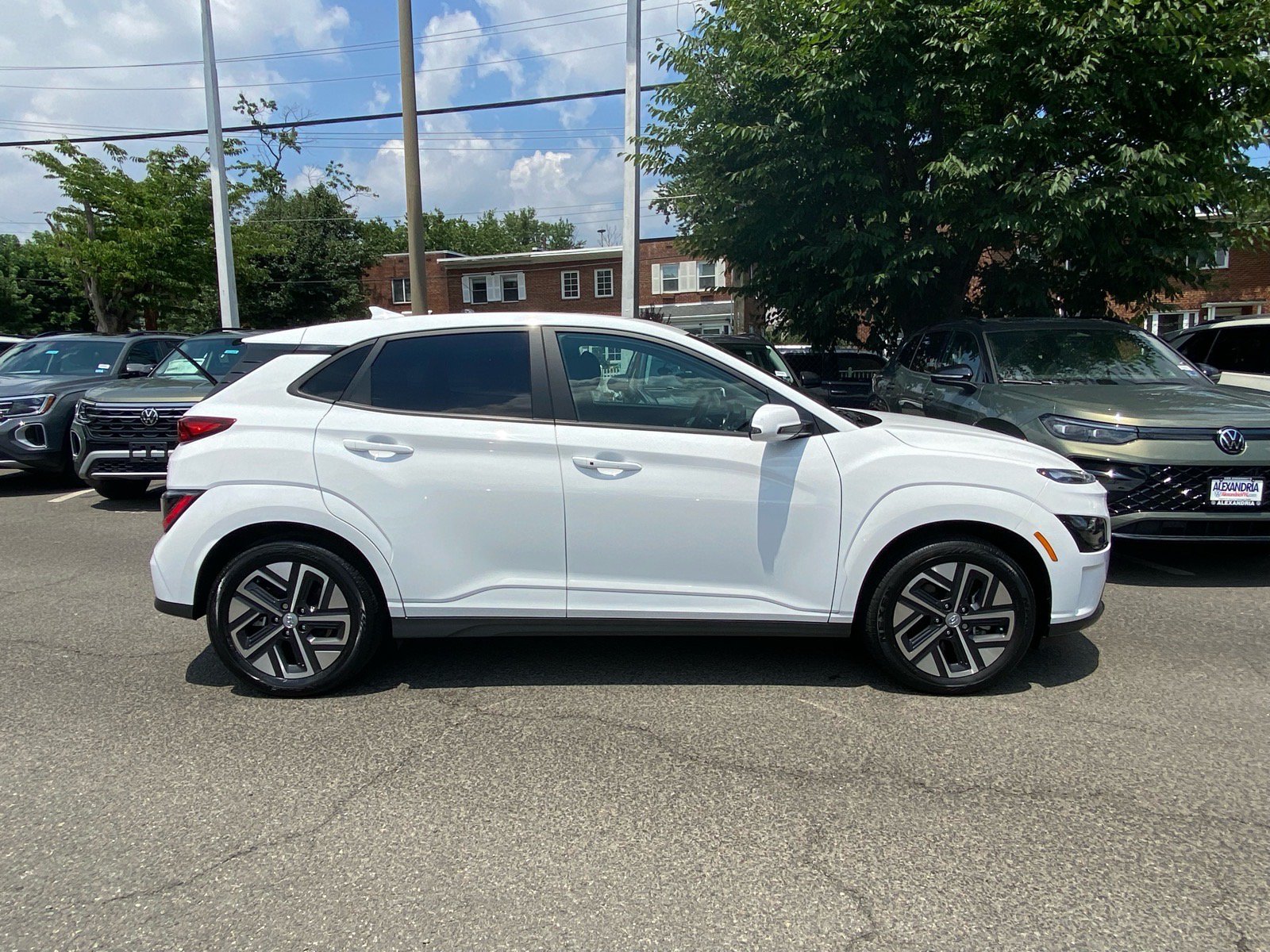 Used 2023 Hyundai Kona SE FWD image 2