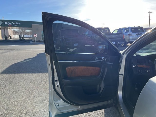 Used 2013 Lincoln MKS image 25