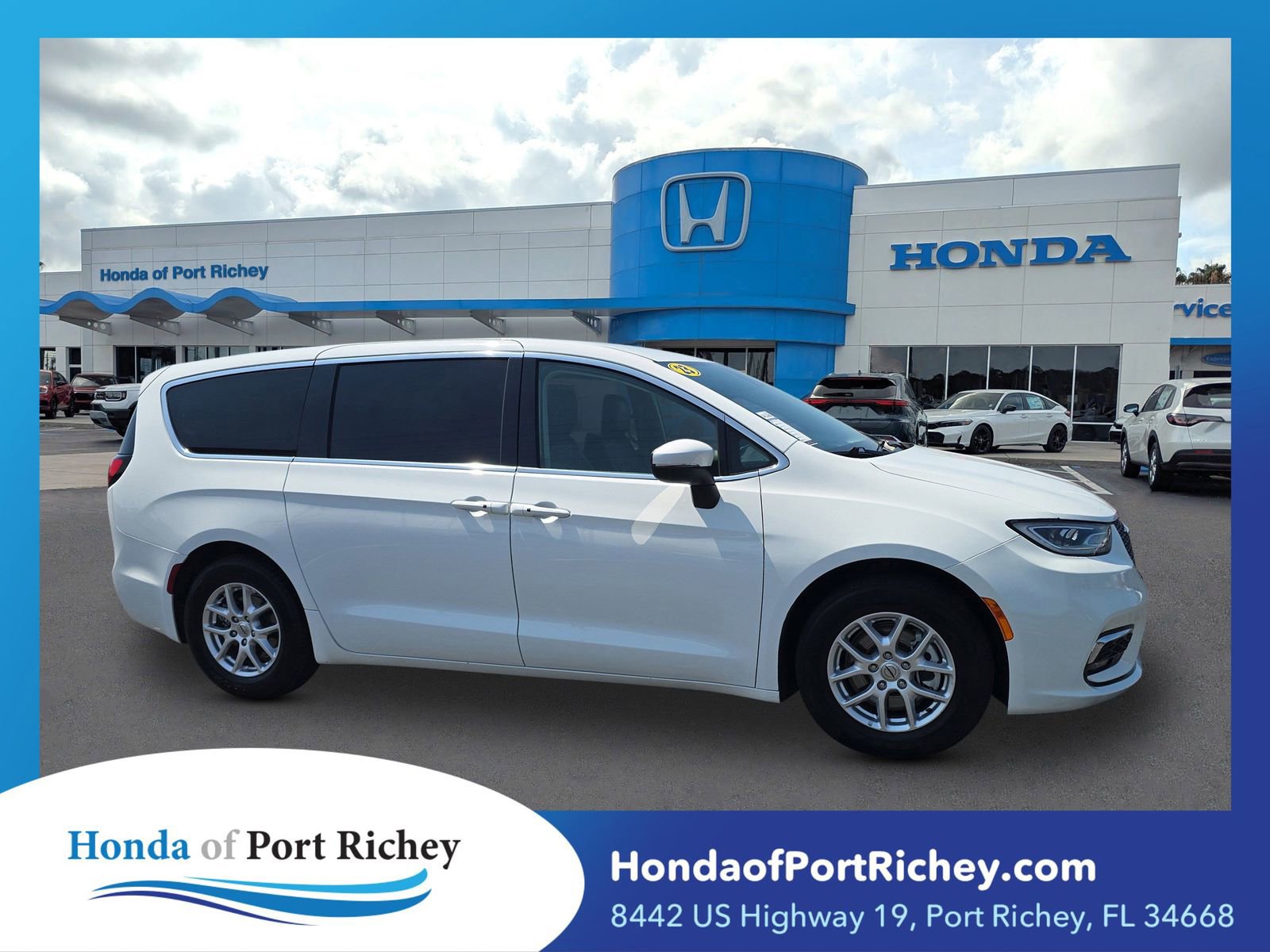 Used 2023 Chrysler Pacifica Touring-L image 1