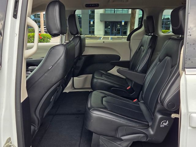 Used 2023 Chrysler Pacifica Touring-L FWD image 10