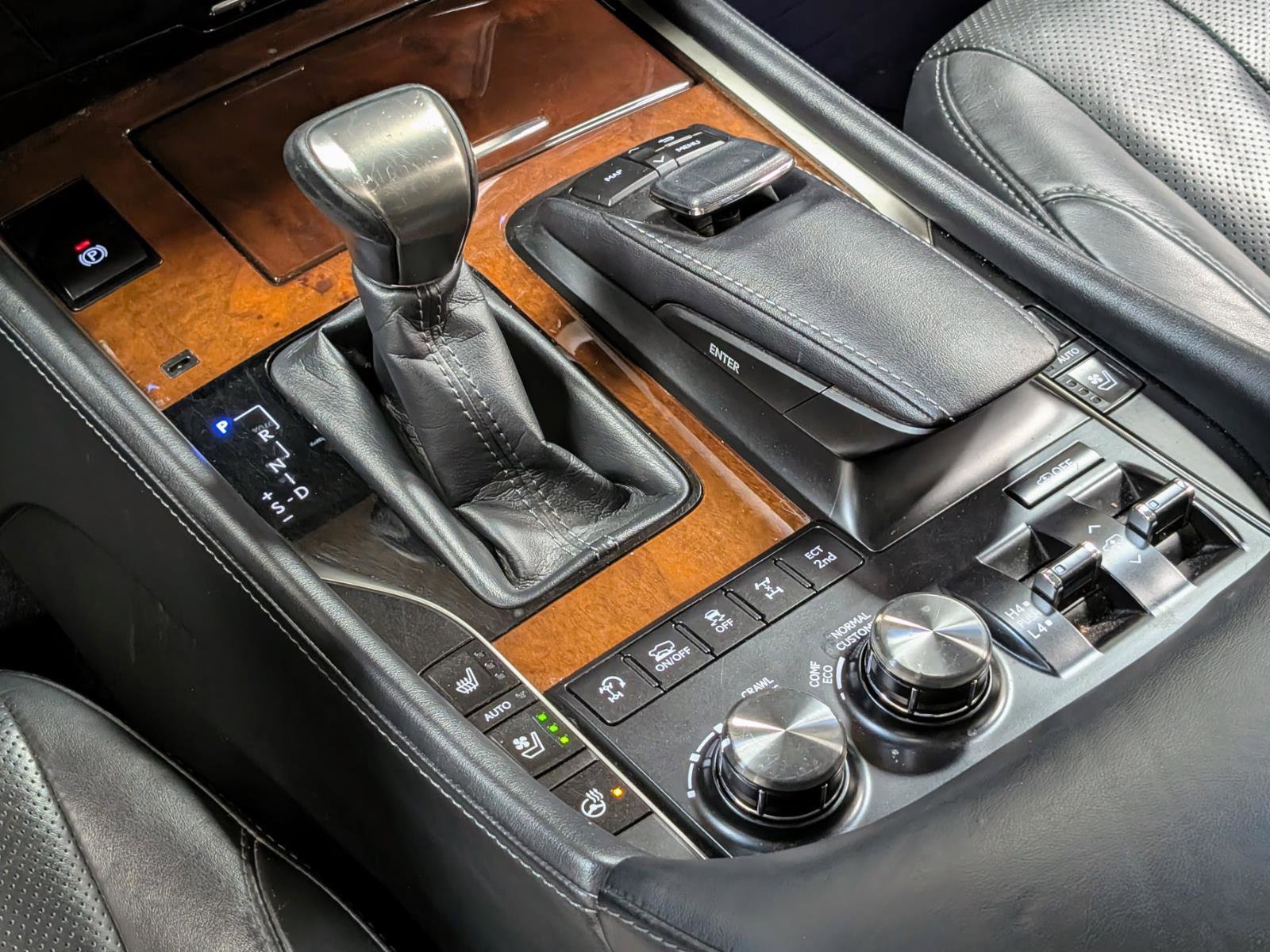 Used 2018 Lexus LX 570 4WD w/ Luxury Package image 32