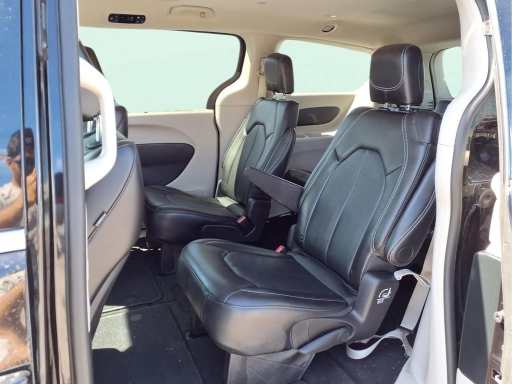 Used 2024 Chrysler Pacifica Touring-L FWD image 16
