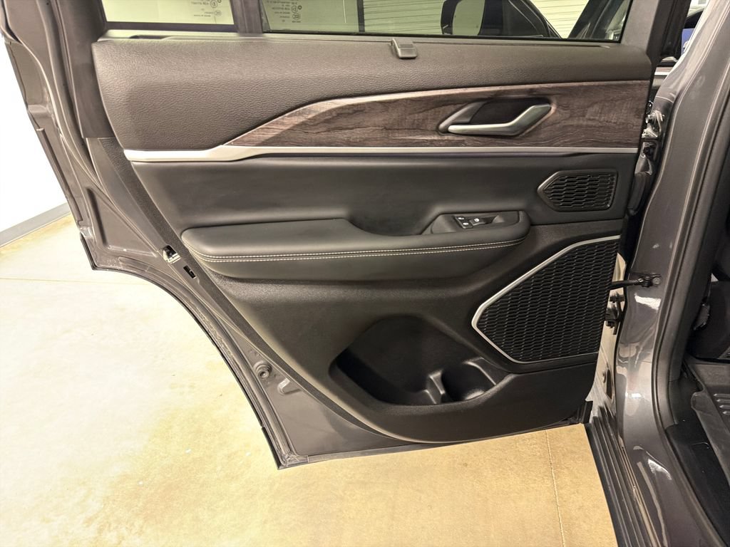 Used 2022 Jeep Grand Cherokee Limited w/ Luxury Tech Group II AWD/4WD image 29