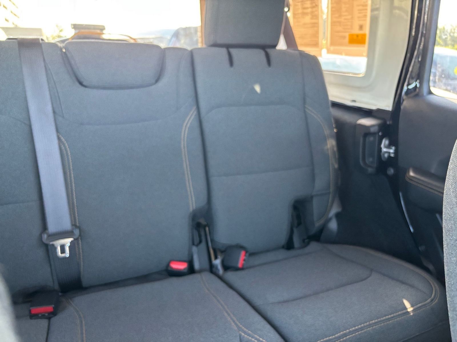 Used 2025 Jeep Wrangler Sahara image 36