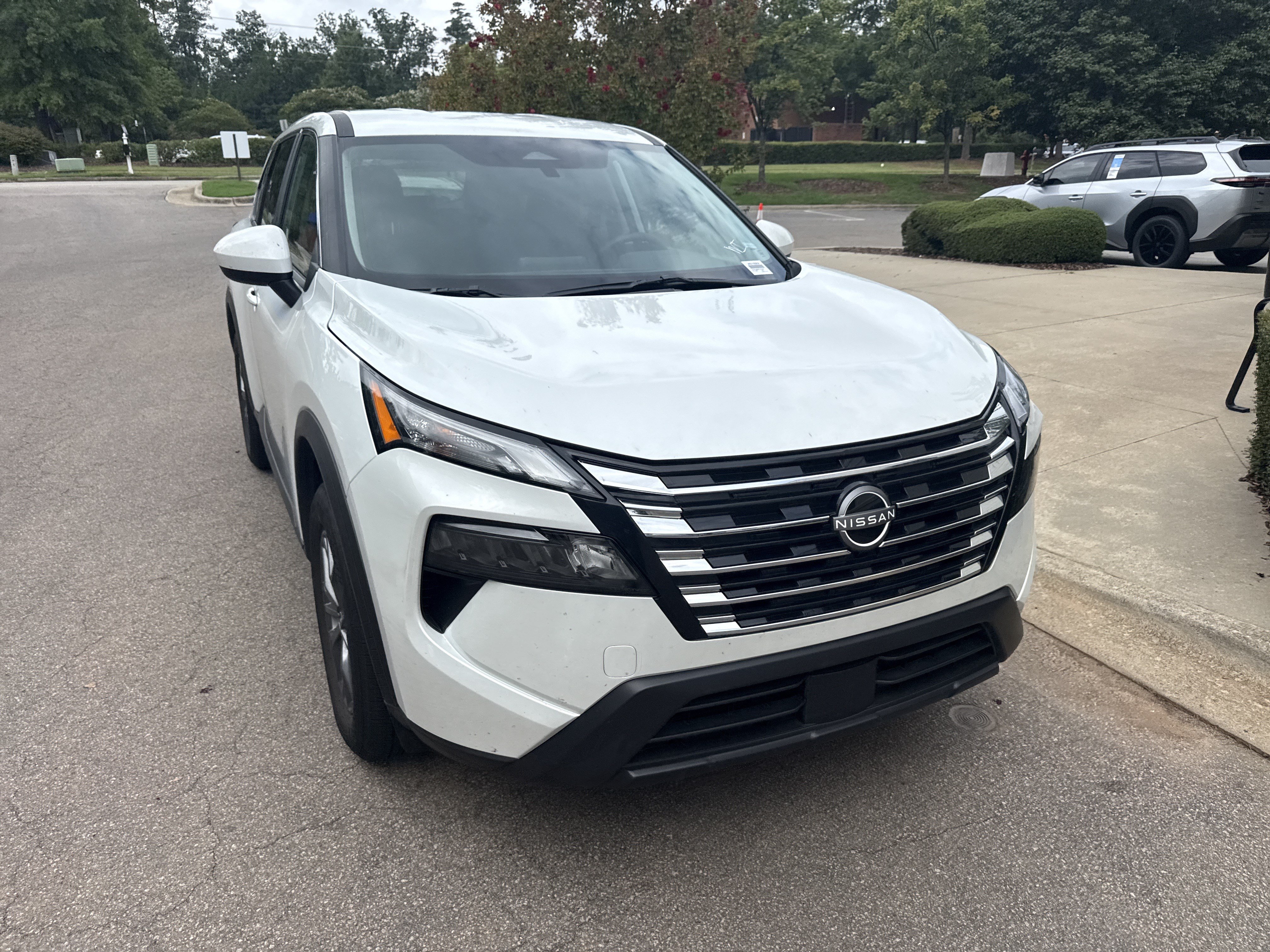Used 2026 Nissan Rogue SV AWD/4WD image 3