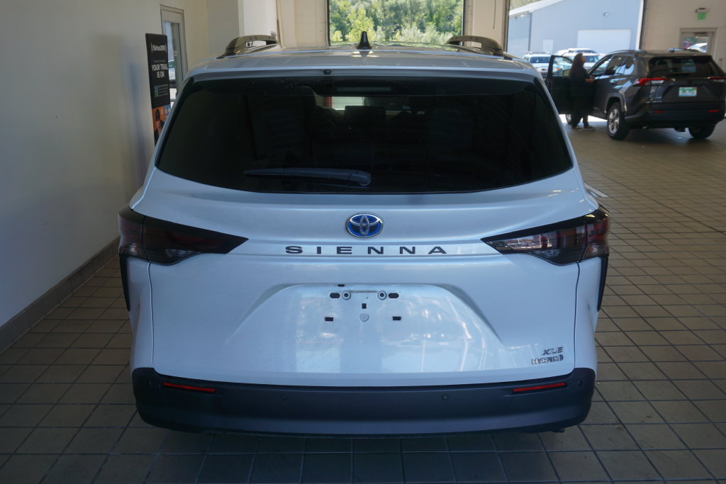 Used 2024 Toyota Sienna XLE FWD image 17