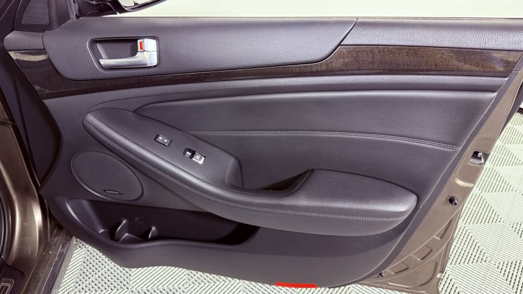 Used 2014 Kia Cadenza Premium w/ Technology Package FWD image 25