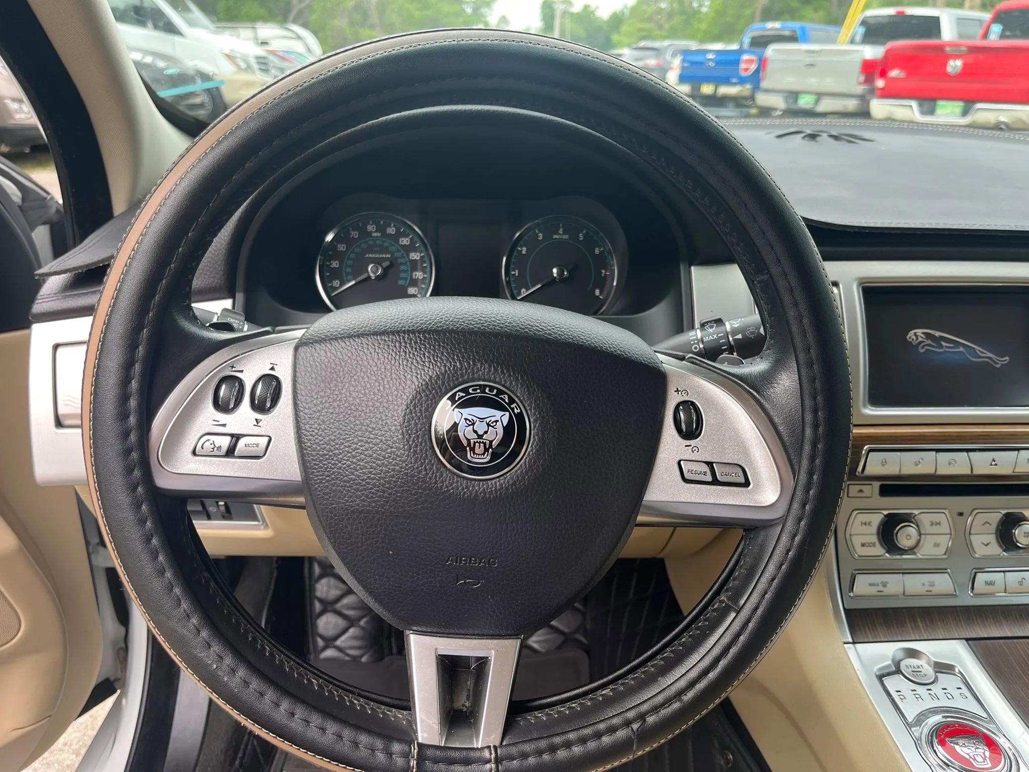 Used 2015 Jaguar XF Premium RWD image 17