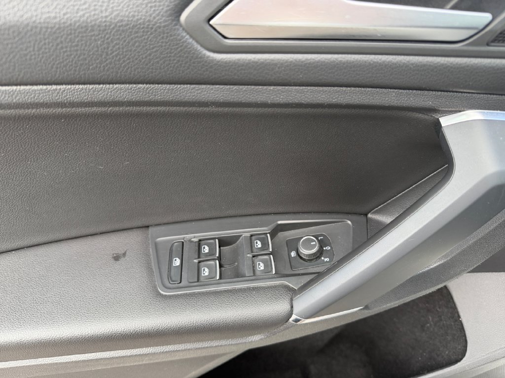 Used 2020 Volkswagen Tiguan SE R-Line AWD/4WD image 28