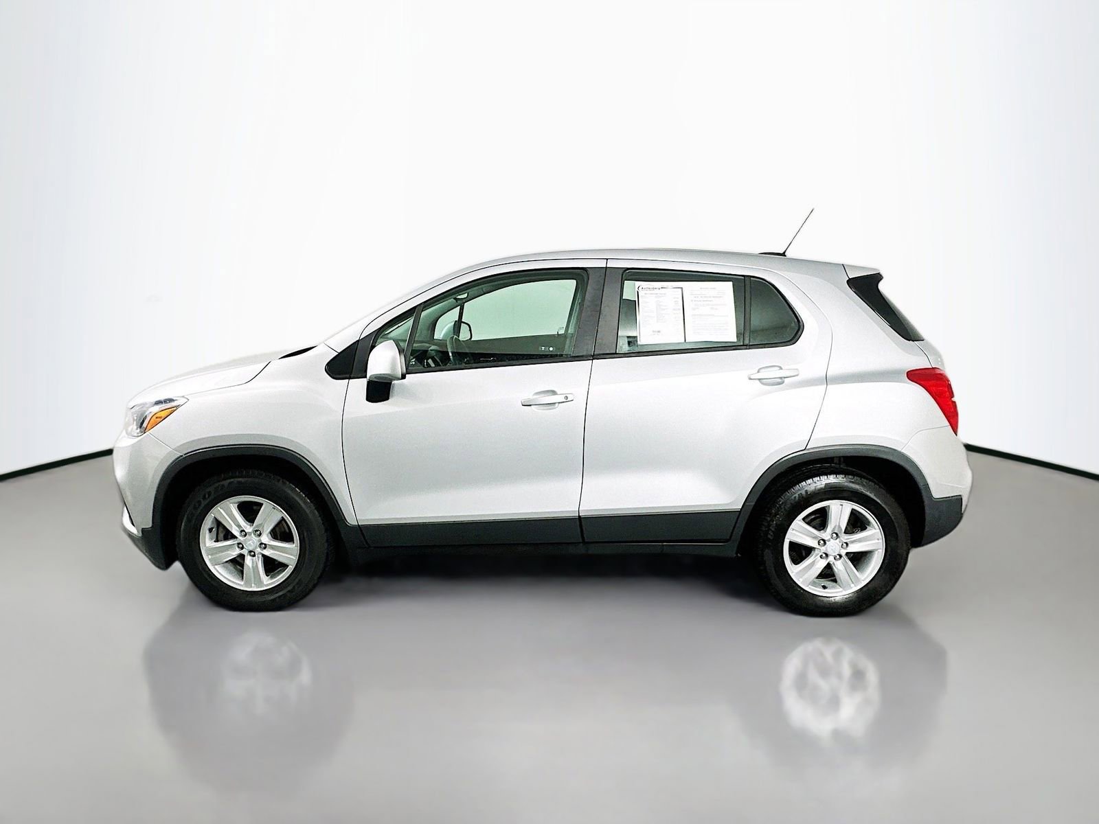 Used 2019 Chevrolet Trax LS w/ LPO, Cargo Package FWD image 4