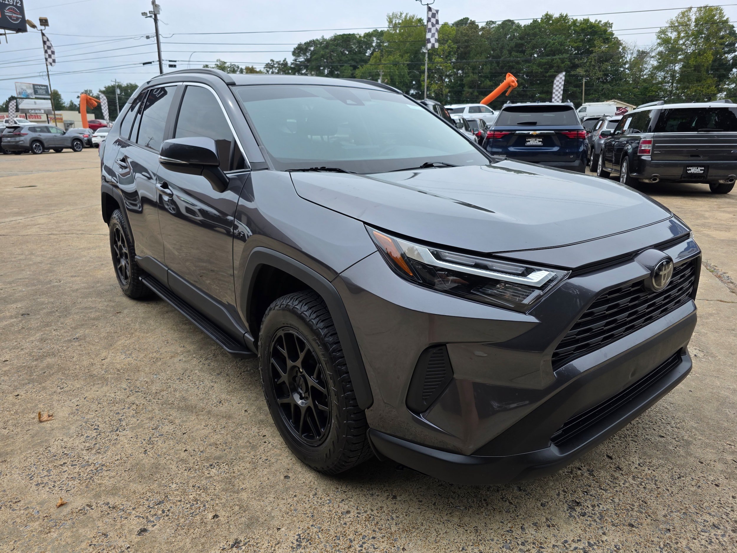 Used 2022 Toyota RAV4 XLE w/ Convenience Package FWD image 3