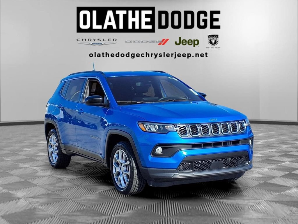 Used 2024 Jeep Compass Latitude w/ Sun and Sound Group AWD/4WD image 31