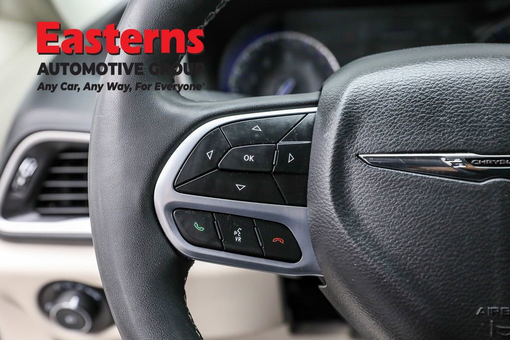 Used 2023 Chrysler Pacifica Touring-L image 15