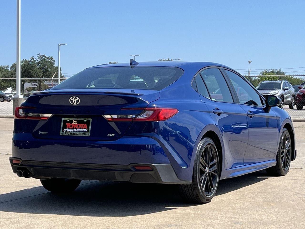 Used 2025 Toyota Camry SE FWD image 4