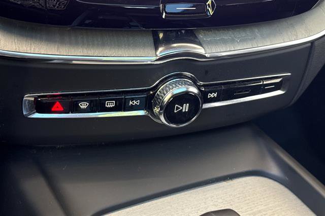 Certified 2025 Volvo XC60 B5 Plus AWD/4WD image 21