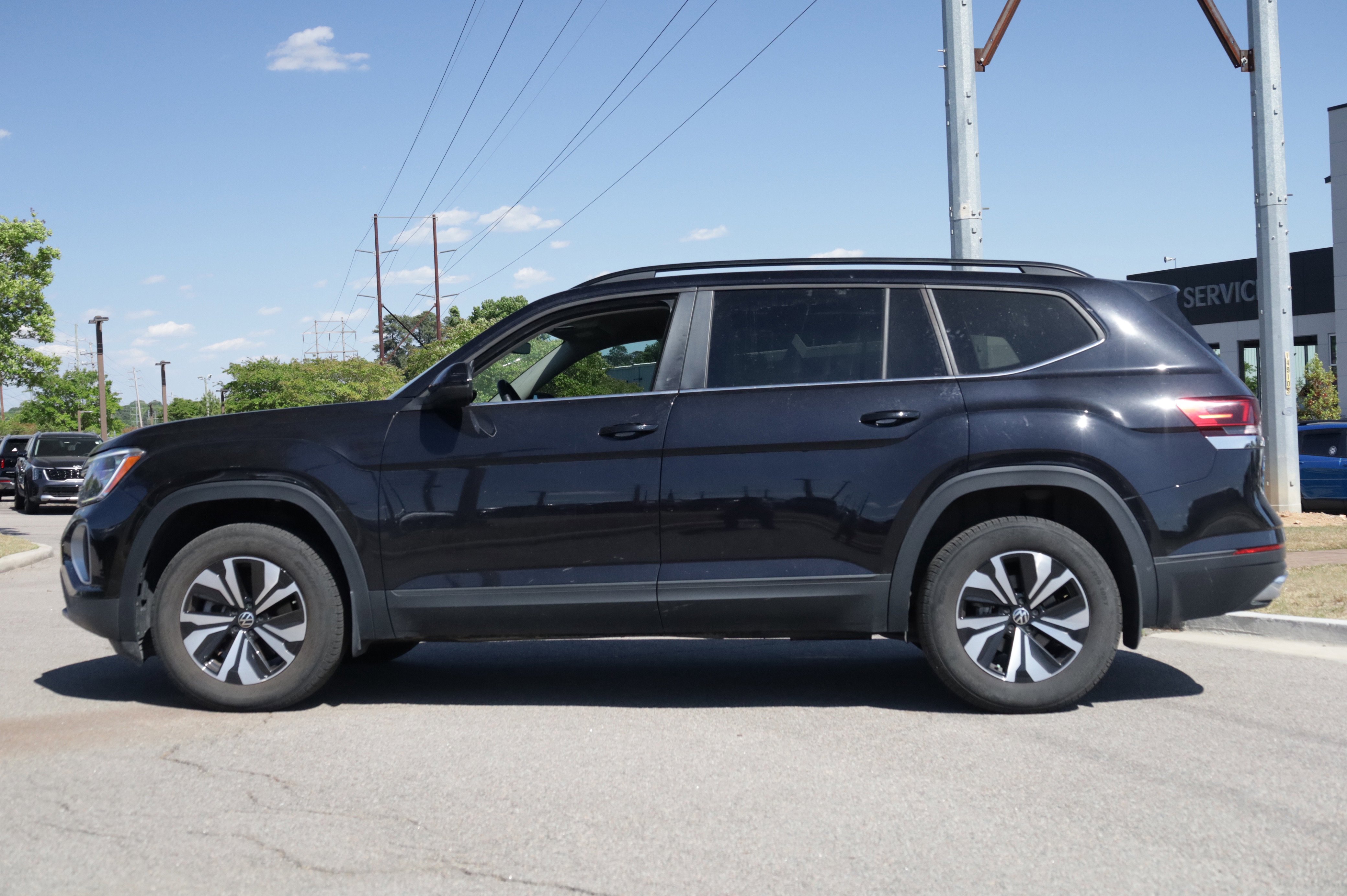 Used 2025 Volkswagen Atlas SE FWD image 2