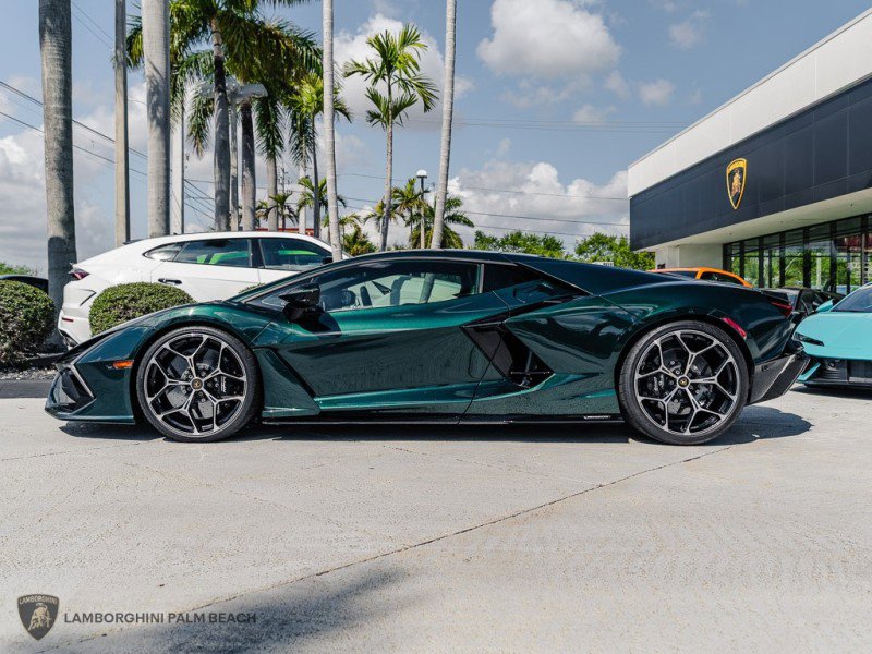 Used 2025 Lamborghini Revuelto image 2