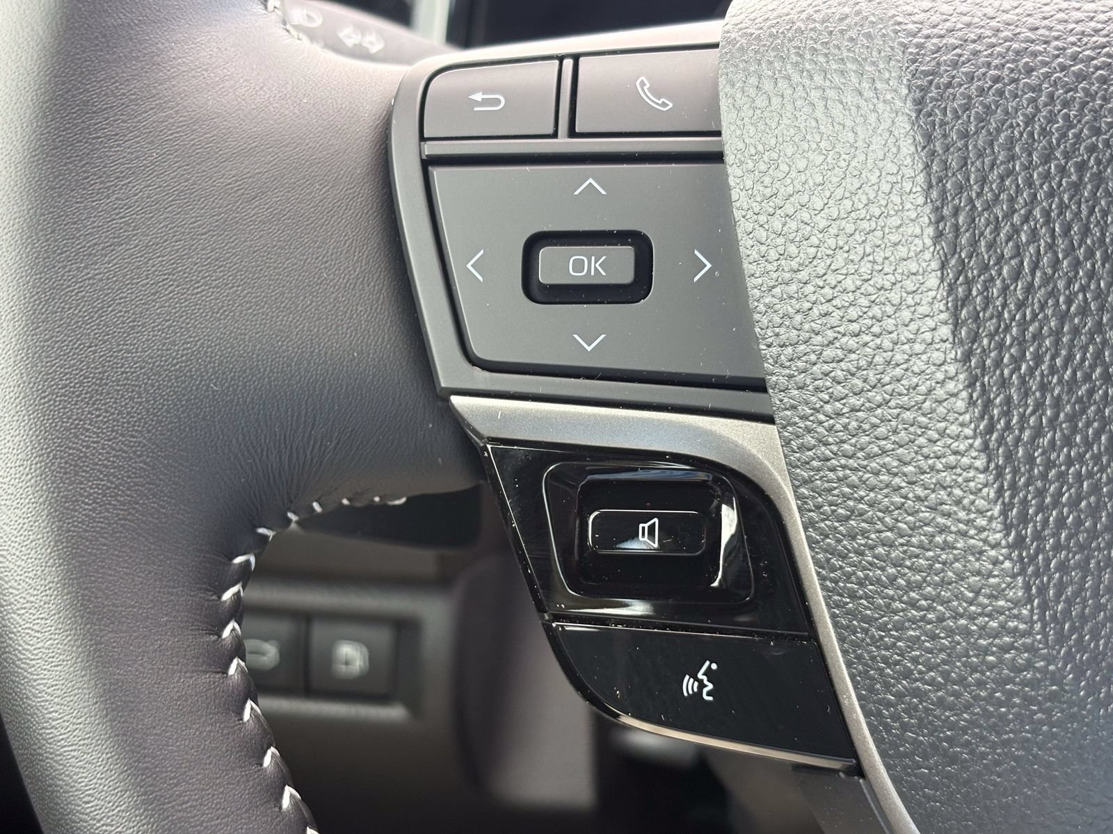 Used 2025 Toyota Camry SE FWD image 15