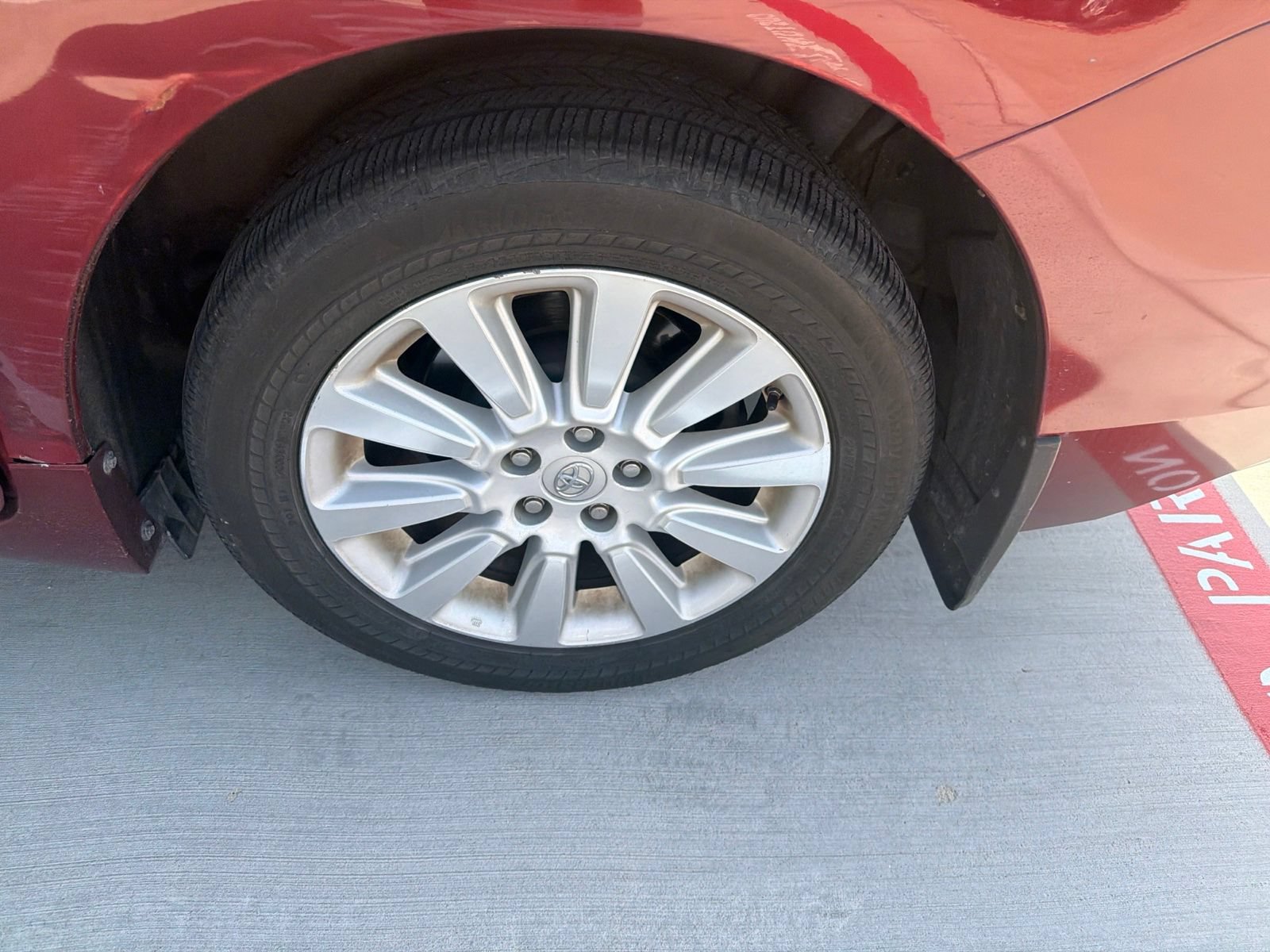 Used 2013 Toyota Sienna LE w/ Towing Pkg AWD/4WD image 7